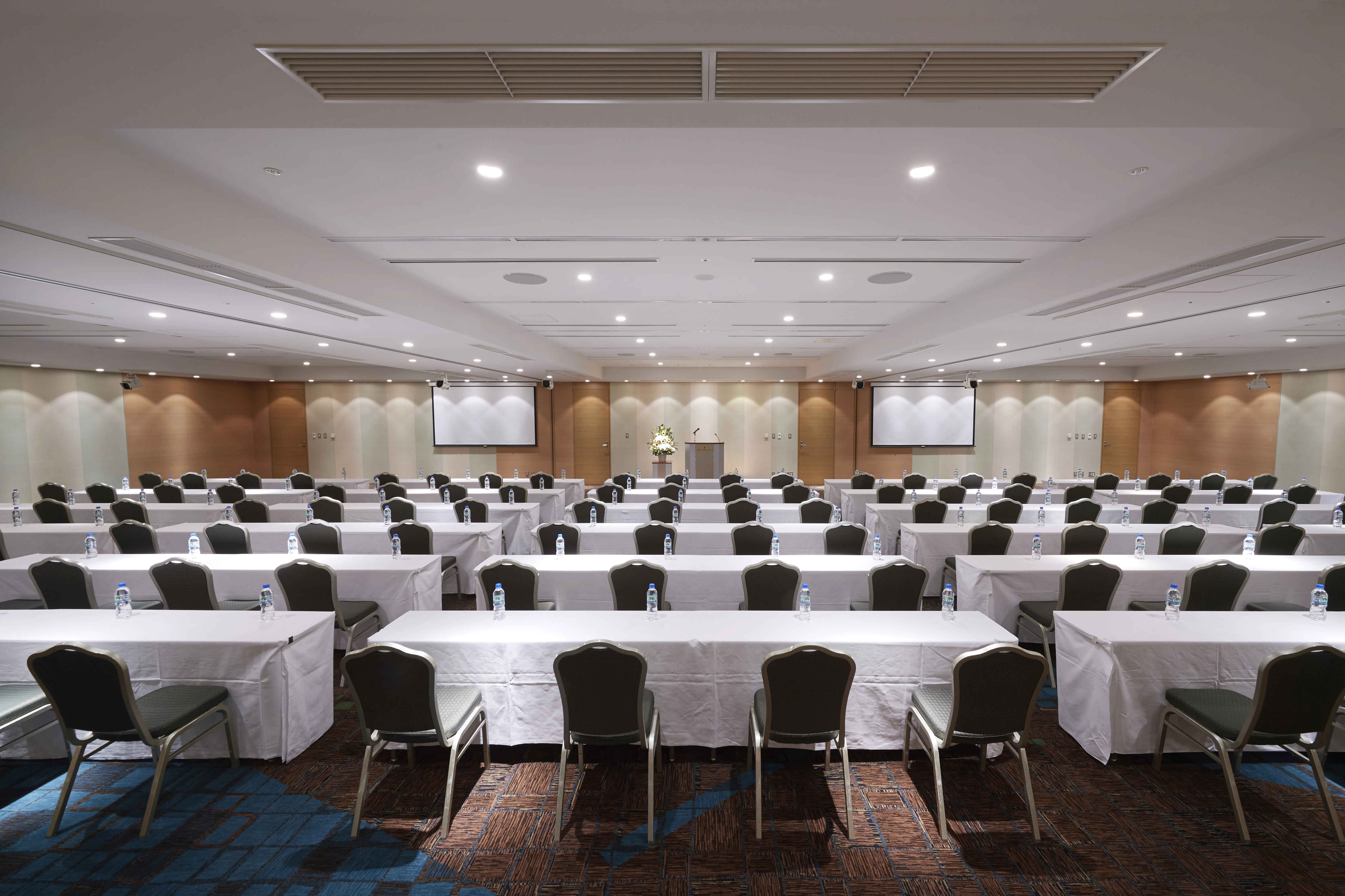 多目的にご利用いただける会議室・宴会場