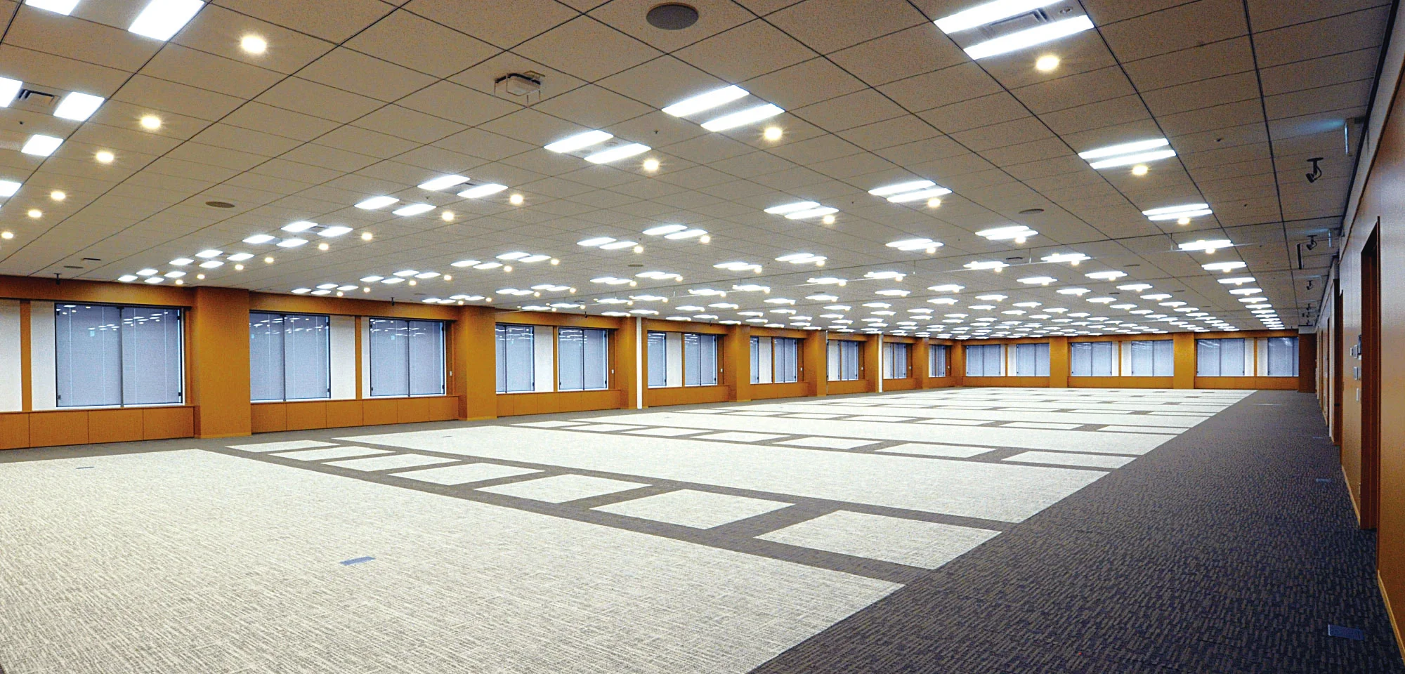 遮音性の高いホール間可動壁が全体会、分科会利用等の多様な用途を演出します。