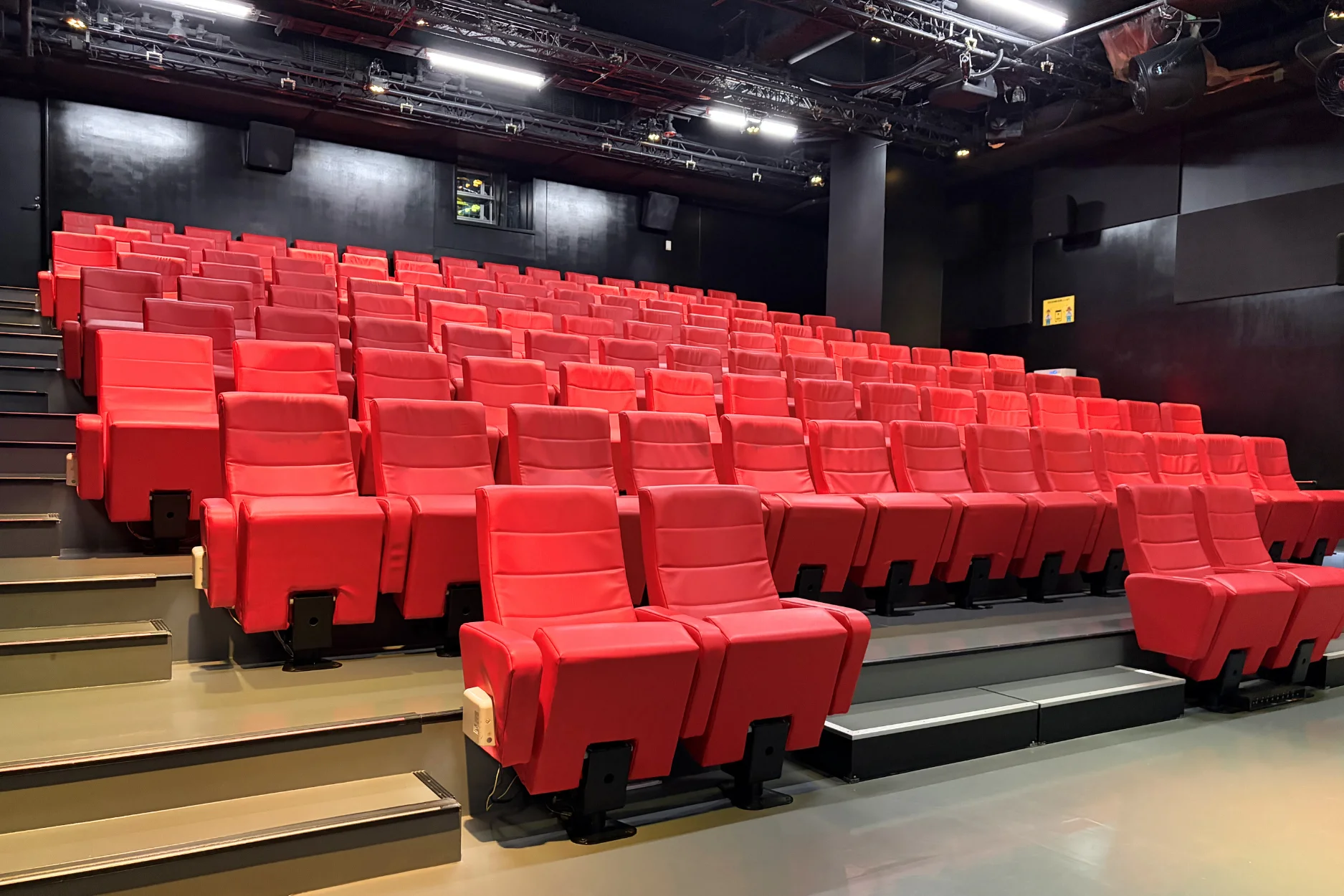 イベントにも活用可能な 4D シネマ空間